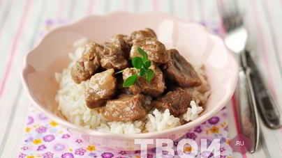 Свинина, тушенная в соке красной смородины