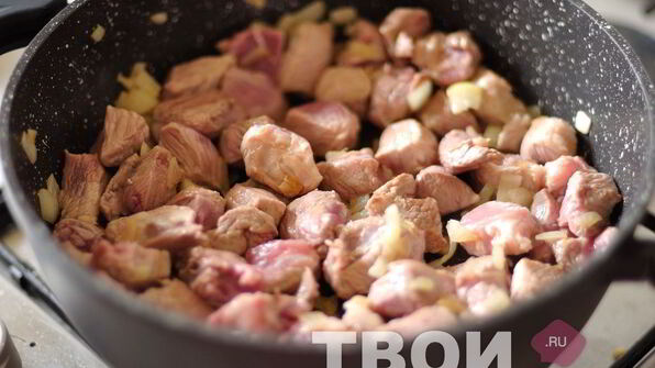 свинина, тушенная в соке красной смородины