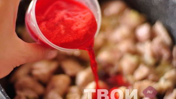 свинина, тушенная в соке красной смородины