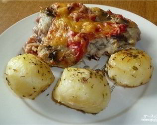 Свинина, запеченная с овощами под соусом Бешамель