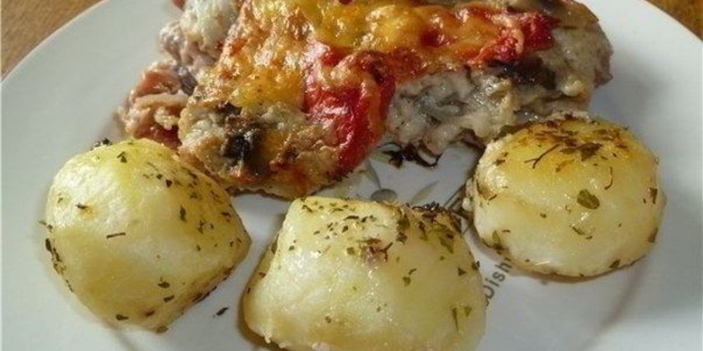 Рецепт свинина, запеченная с овощами под соусом бешамель