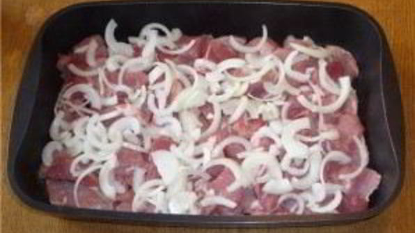 свинина, запеченная с овощами под соусом бешамель