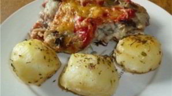 свинина, запеченная с овощами под соусом бешамель