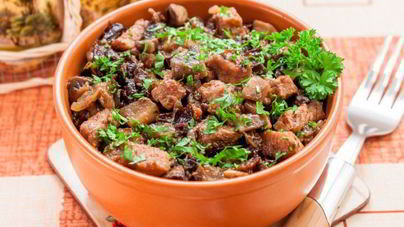 Свинина, жаренная с грибами и черносливом