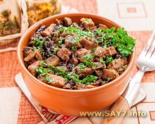 Свинина, жаренная с грибами и черносливом