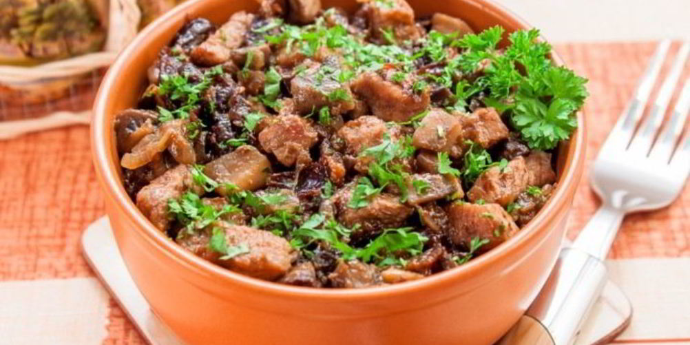 Рецепт свинина, жаренная с грибами и черносливом