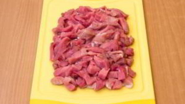 свинина, жаренная с грибами и черносливом