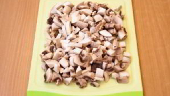 свинина, жаренная с грибами и черносливом