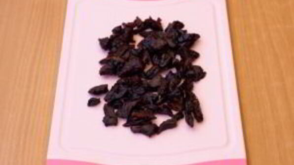 свинина, жаренная с грибами и черносливом