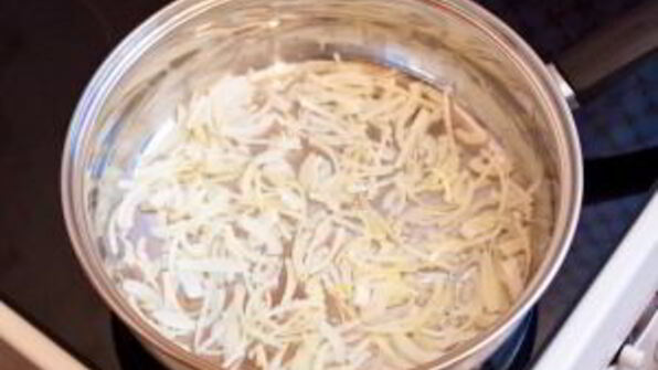 свинина, жаренная с грибами и черносливом