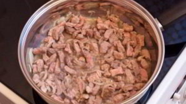 свинина, жаренная с грибами и черносливом