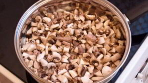 свинина, жаренная с грибами и черносливом