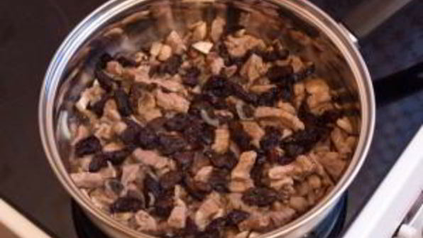 свинина, жаренная с грибами и черносливом