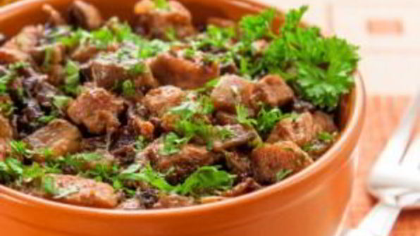 свинина, жаренная с грибами и черносливом