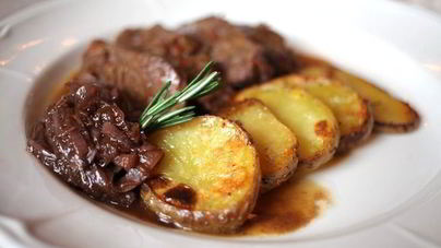 Телячьи щечки с запеченным картофелем и розмарином