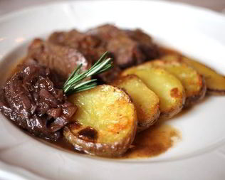 Телячьи щечки с запеченным картофелем и розмарином