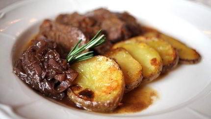 Телячьи щечки с запеченным картофелем и розмарином