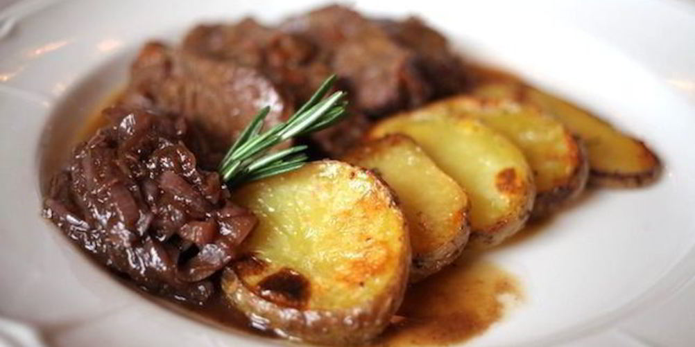 Рецепт телячьи щечки с запеченным картофелем и розмарином