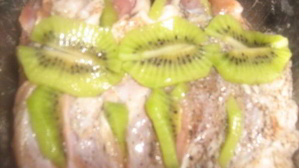 телятина, запеченная с киви