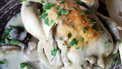 Цыплята по-французски с тимьяном, белым вином и грибами