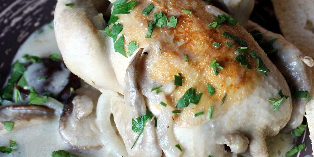 Рецепт цыплята по-французски с тимьяном, белым вином и грибами