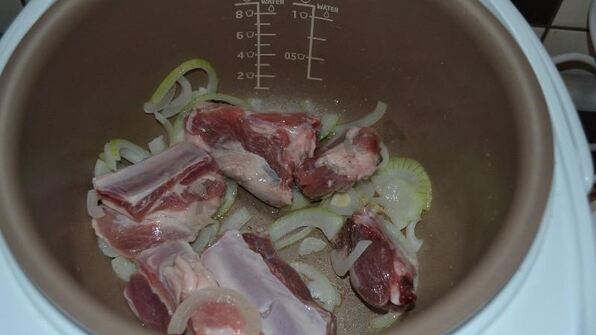 тушеные свиные ребрышки в мультиварке