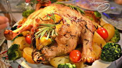 Утка, фаршированная тыквой с яблоками и запеченная в медовом соусе