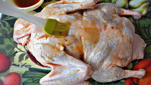 утка, фаршированная тыквой с яблоками и запеченная в медовом соусе