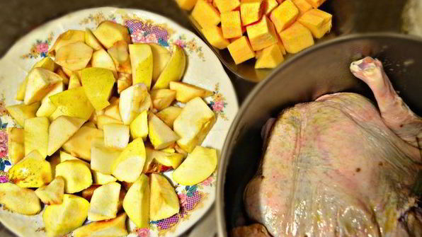 утка, фаршированная тыквой с яблоками и запеченная в медовом соусе