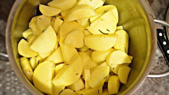 утка, фаршированная тыквой с яблоками и запеченная в медовом соусе