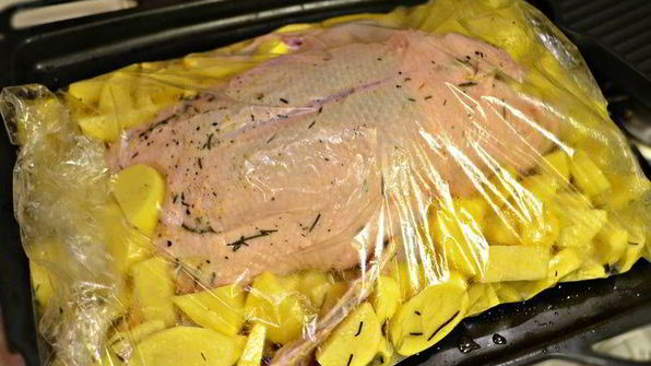 утка, фаршированная тыквой с яблоками и запеченная в медовом соусе