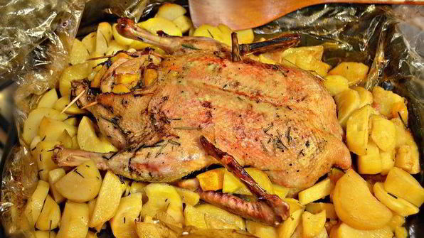 утка, фаршированная тыквой с яблоками и запеченная в медовом соусе