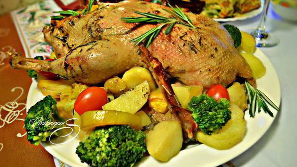 утка, фаршированная тыквой с яблоками и запеченная в медовом соусе