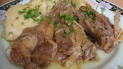 Утка, тушенная с луковыми рулетами