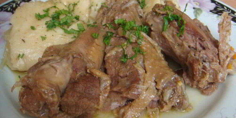 Рецепт утка, тушенная с луковыми рулетами