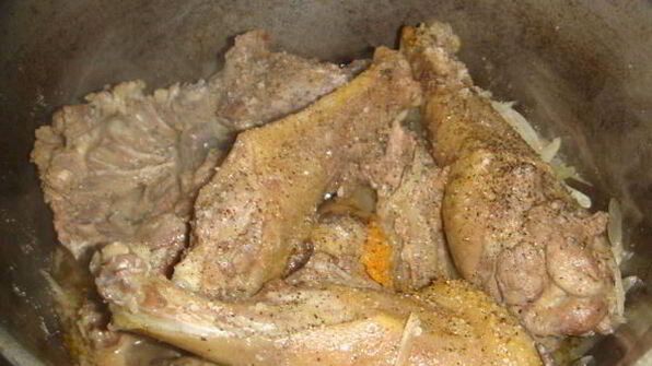 утка, тушенная с луковыми рулетами