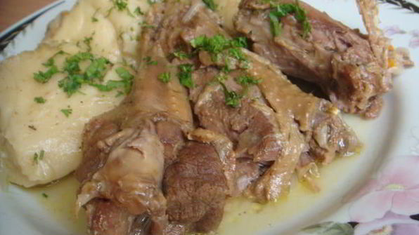 утка, тушенная с луковыми рулетами