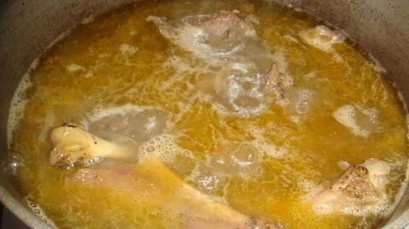 утка, тушенная с луковыми рулетами