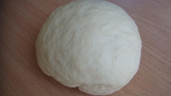 утка, тушенная с луковыми рулетами