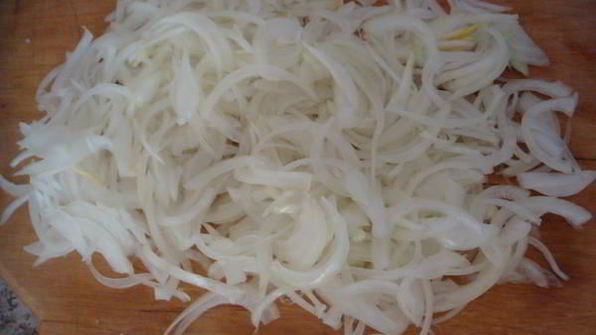 утка, тушенная с луковыми рулетами