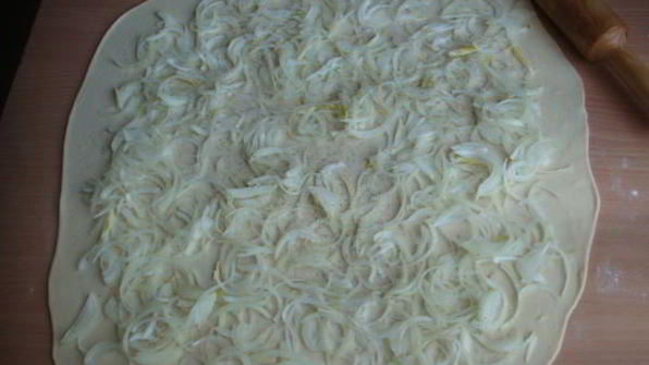 утка, тушенная с луковыми рулетами