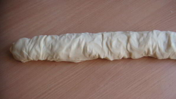 утка, тушенная с луковыми рулетами