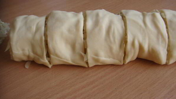 утка, тушенная с луковыми рулетами