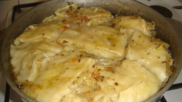 утка, тушенная с луковыми рулетами