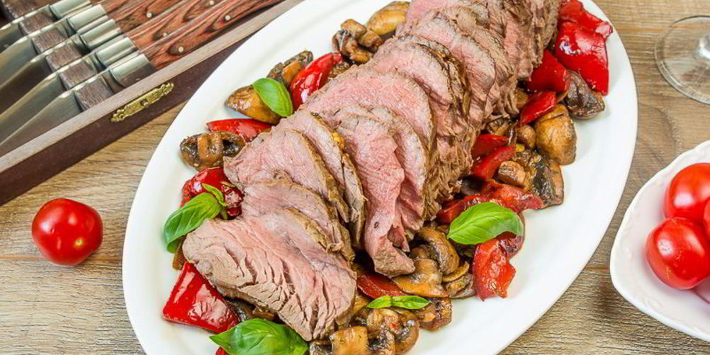 Рецепт запеченная говяжья вырезка с соте из перца и грибов