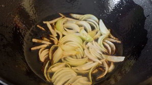 запеченная говяжья вырезка с соте из перца и грибов