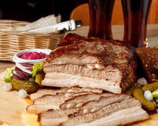 Запеченная свиная грудинка в медовой глазури