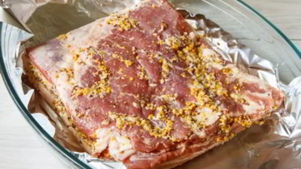 запеченная свиная грудинка в медовой глазури