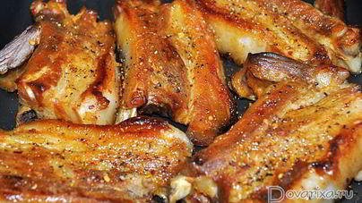 Запеченные свиные ребрышки в томатном маринаде