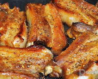 Запеченные свиные ребрышки в томатном маринаде